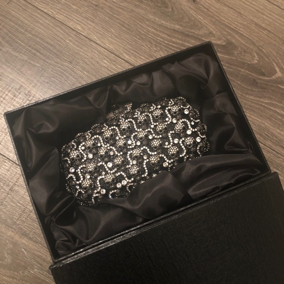 Gorgeous Skull Evening Clutch w Swarovski Crystals - Picture 2 of 8